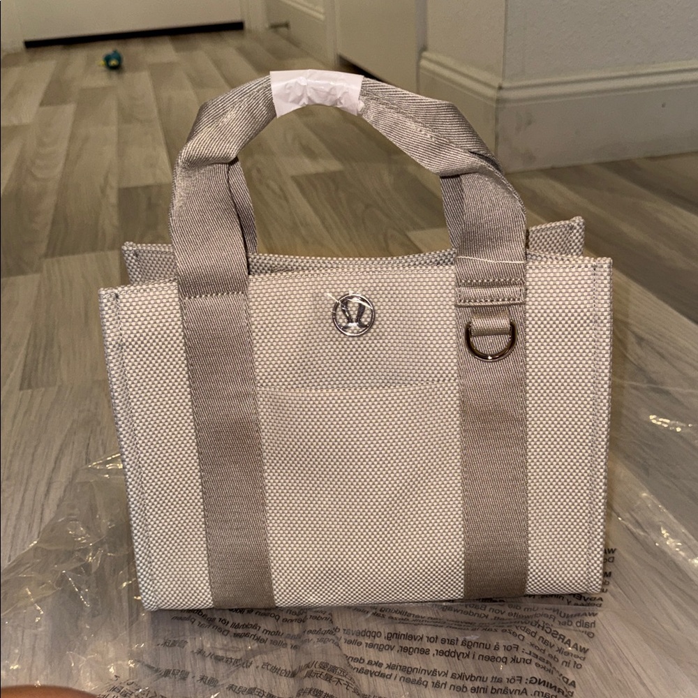 Lululemon 4.5L tote bag
